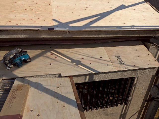 城陽市・構造用合板で下地を強化！カラーベスト葺き替えの土台づくり